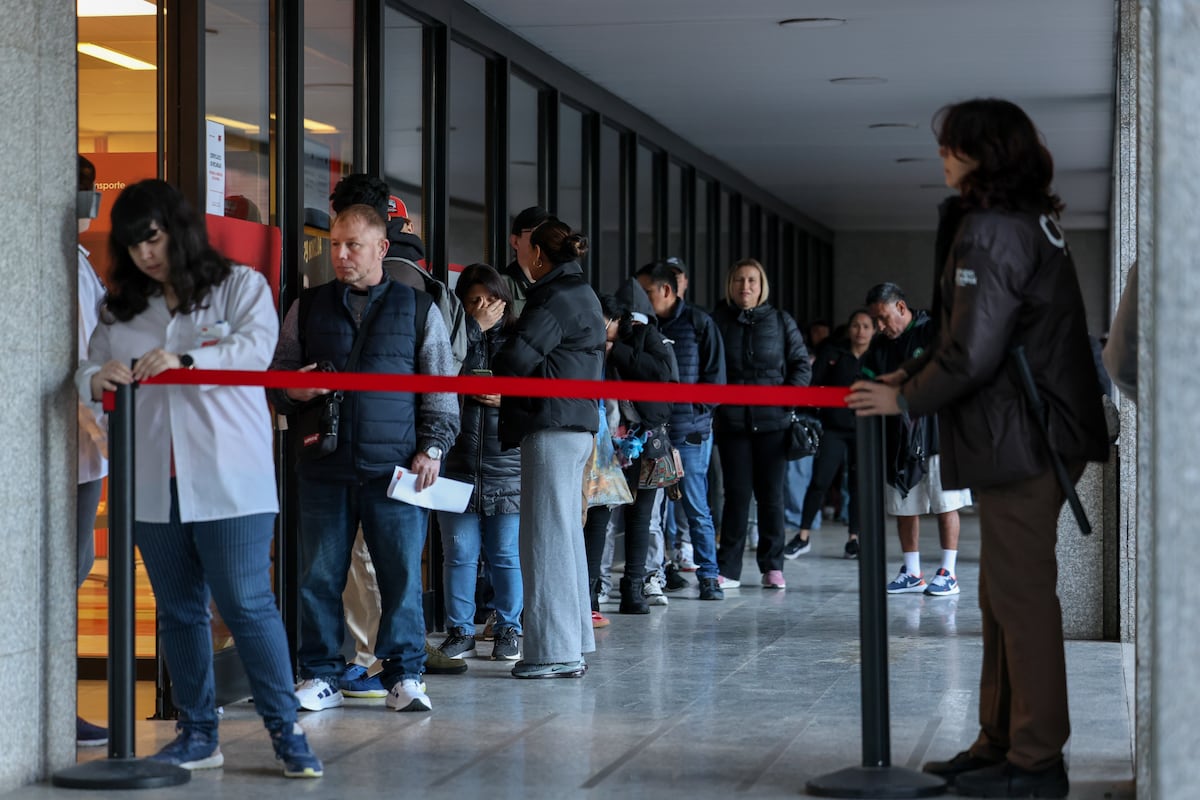 Colapsada la oficina que expide el certificado de la tarjeta de transporte de Madrid: “En la web no hay citas hasta el 31 de mayo”