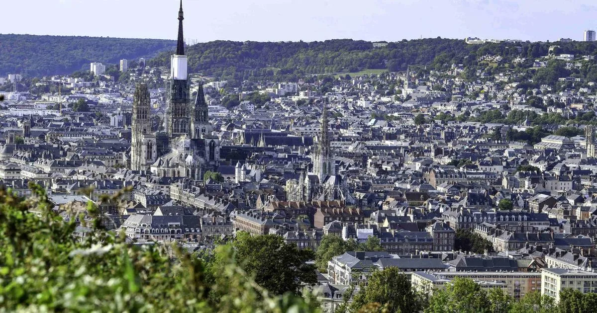 Agneau décapité, croix brisée, croissant islamique... À Rouen, émotion face à un blason « islamisé »