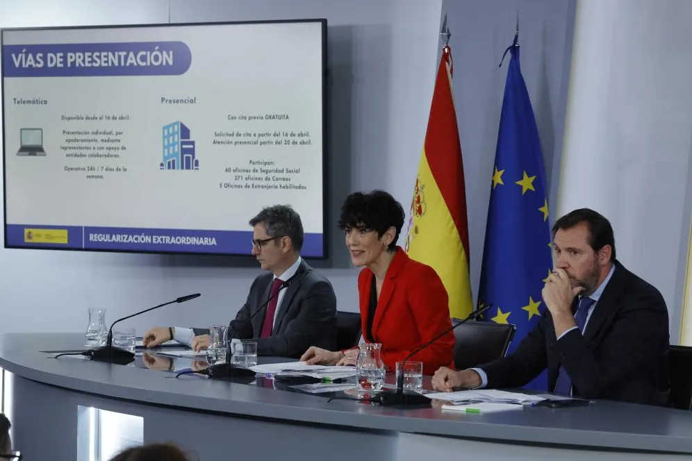 El Gobierno atribuye las críticas del PP a la regularización de inmigrantes a sus "pactos con la ultraderecha": "Es el partido más desubicado de la historia"