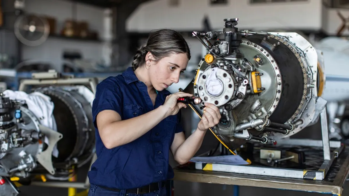 Ausbildung: Zahl der dualen Ausbildungsverträge weiter rückläufig