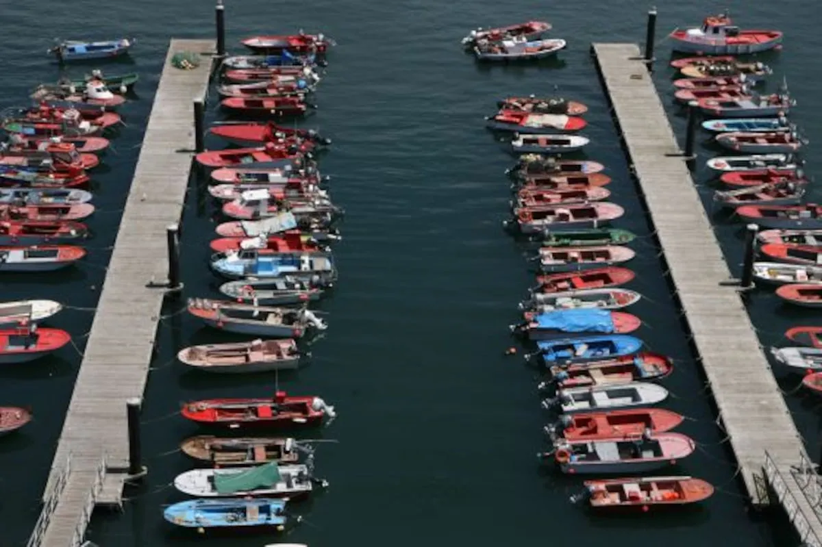Hallado el cadáver de un hombre encadenado a una escalera de un muelle de Ribeira, A Coruña