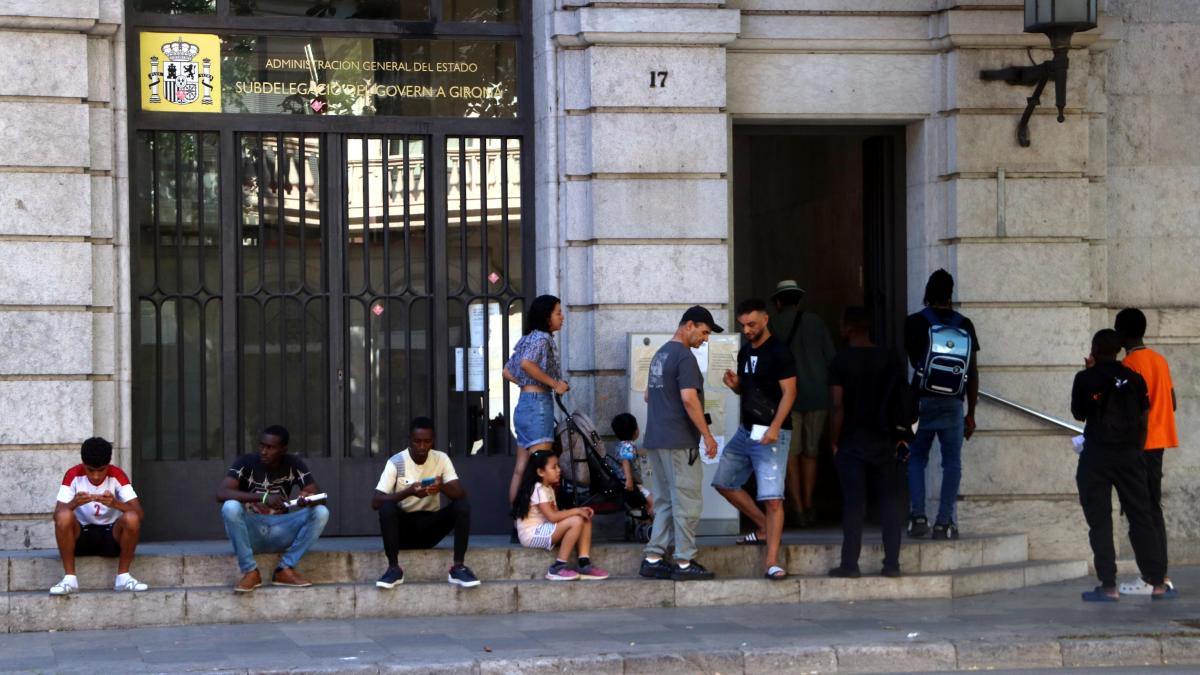 
           La regularización de inmigrantes desata una nueva batalla política que divide al Congreso
       