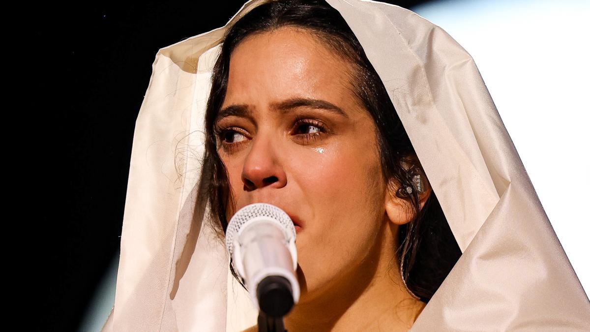 
             Rosalía llora por Barcelona
         