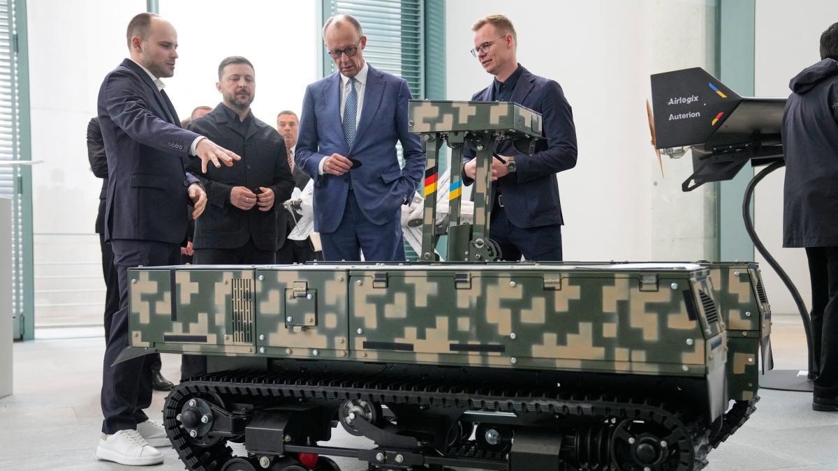 
                     Zelenski celebra la derrota de Orbán en Hungría y reitera que el oleoducto Druzhba estará reparado a finales de abril
                 