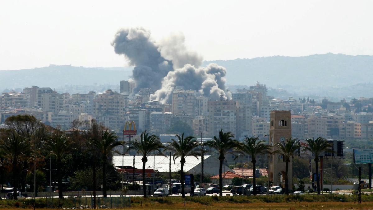 
                                                                           Israel y Líbano se sientan a negociar por primera vez en más de cuarenta años
                                                                       