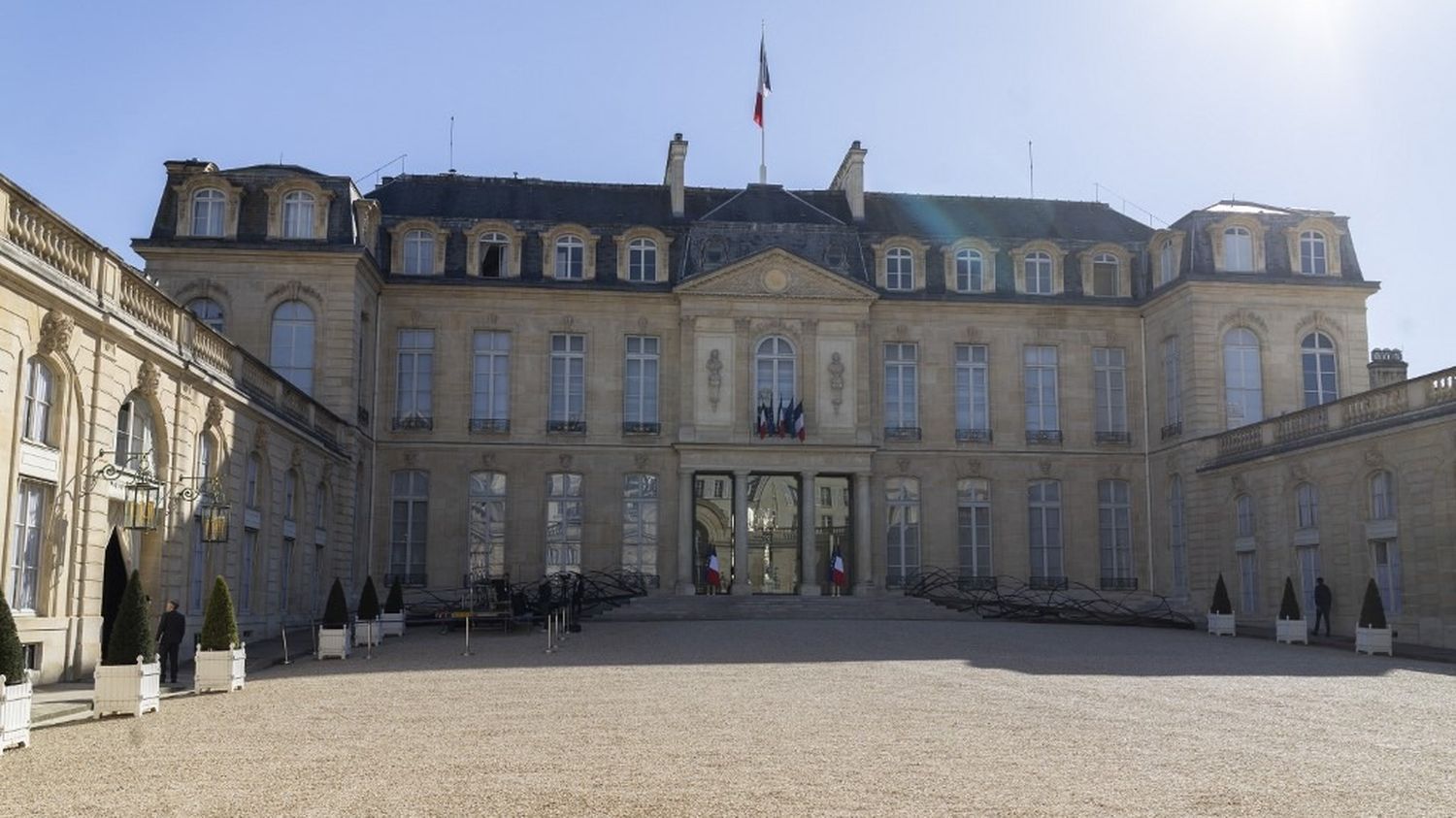 Des enquêteurs de la brigade financière présents à l'Elysée pour enquêter sur les conditions d'attribution des cérémonies d'entrée au Panthéon à une même entreprise
