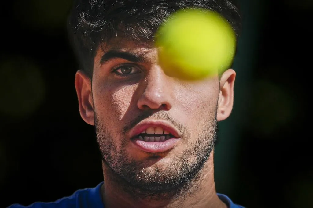 Alcaraz gana feo en su debut en el Godó y enciende las alarmas por unas molestias en la muñeca
