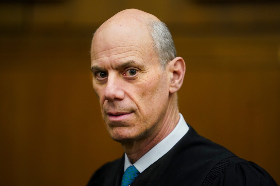 Appeals court orders judge to end contempt investigation of Trump administration deportation flights