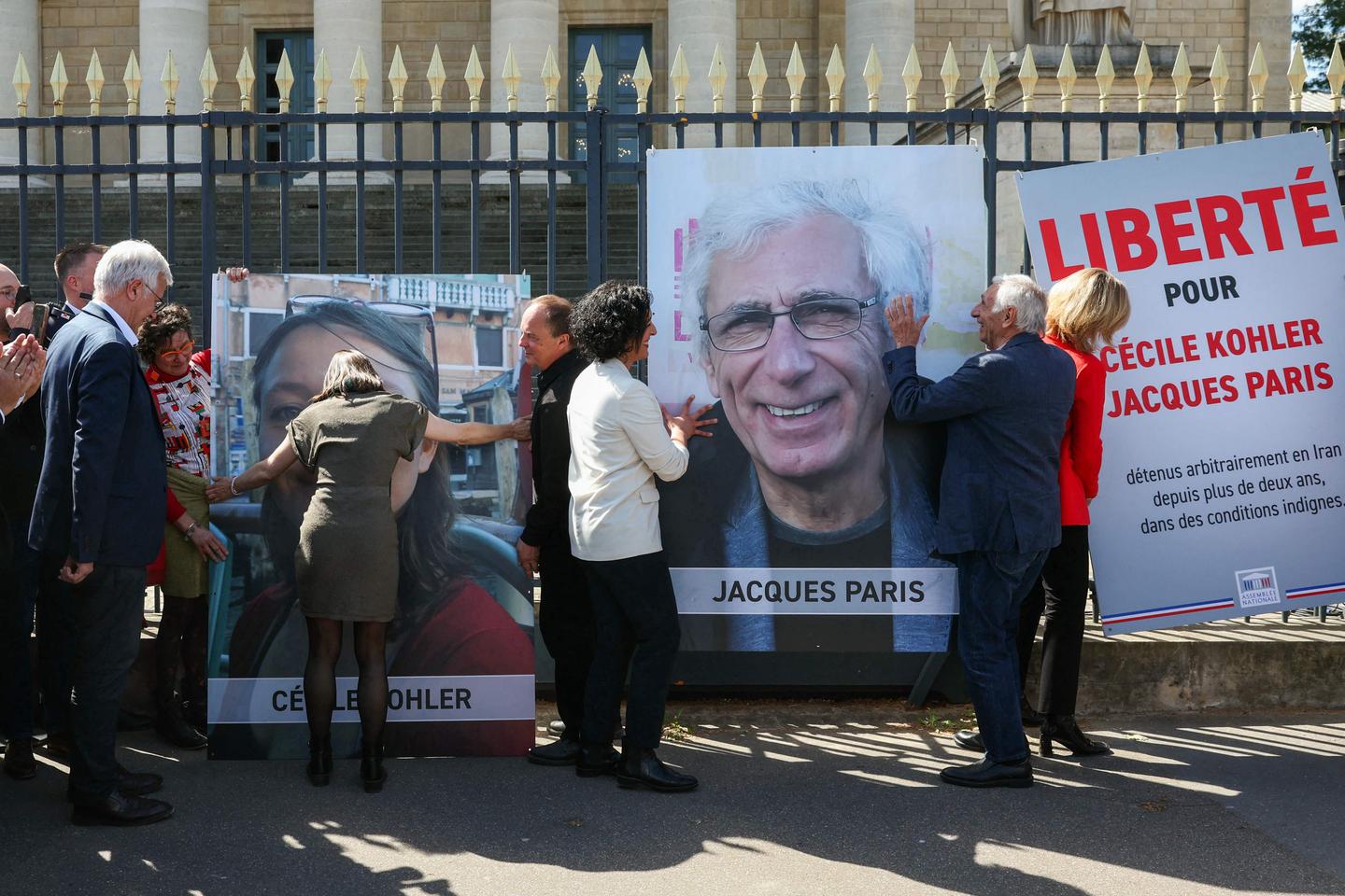 Cécile Kohler et Jacques Paris, anciens otages en Iran, décrochent leurs deux portraits de l’Assemblée nationale