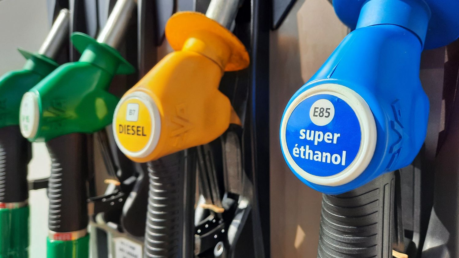 La piste d'un plafonnement des marges des distributeurs sur les carburants "étudiée mais pas tranchée" par le gouvernement