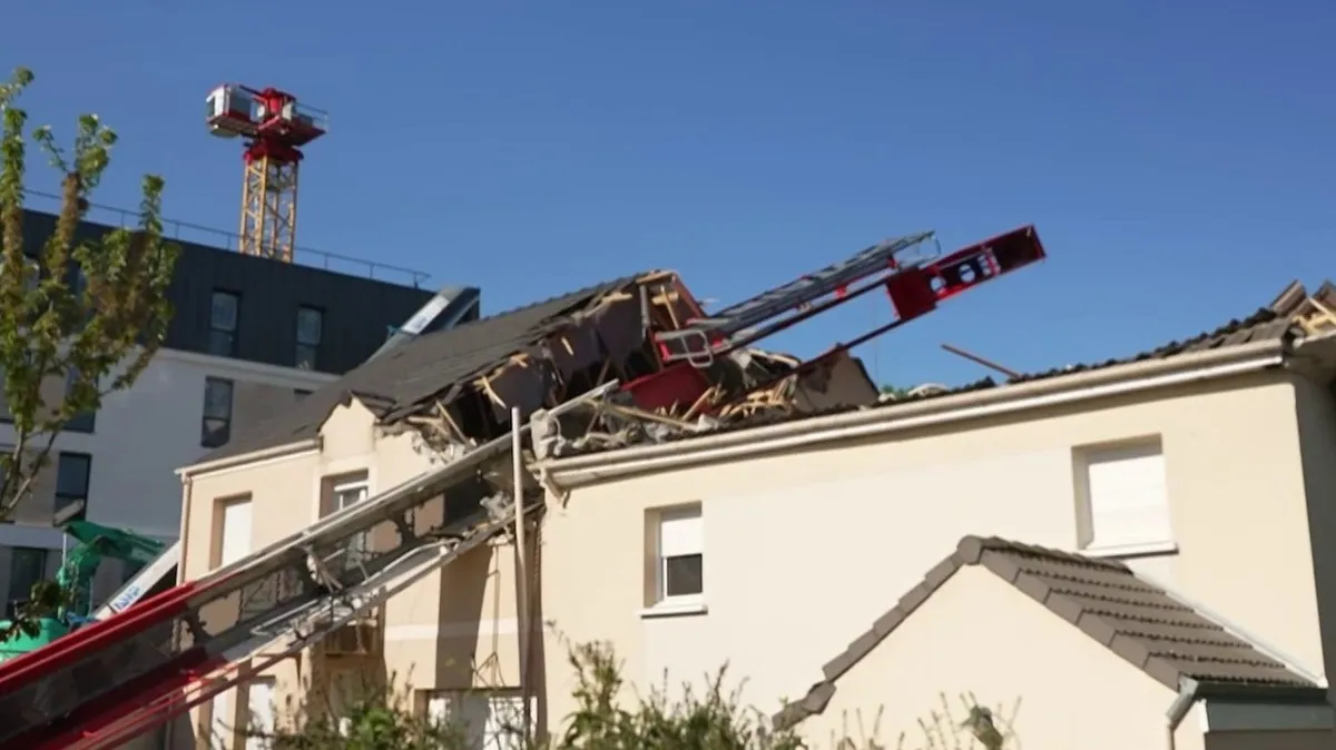 Grue effondrée sur deux maisons à Combs-la-Ville : "On est des miraculés", confie la mère de famille rescapée de l'accident avec son bébé