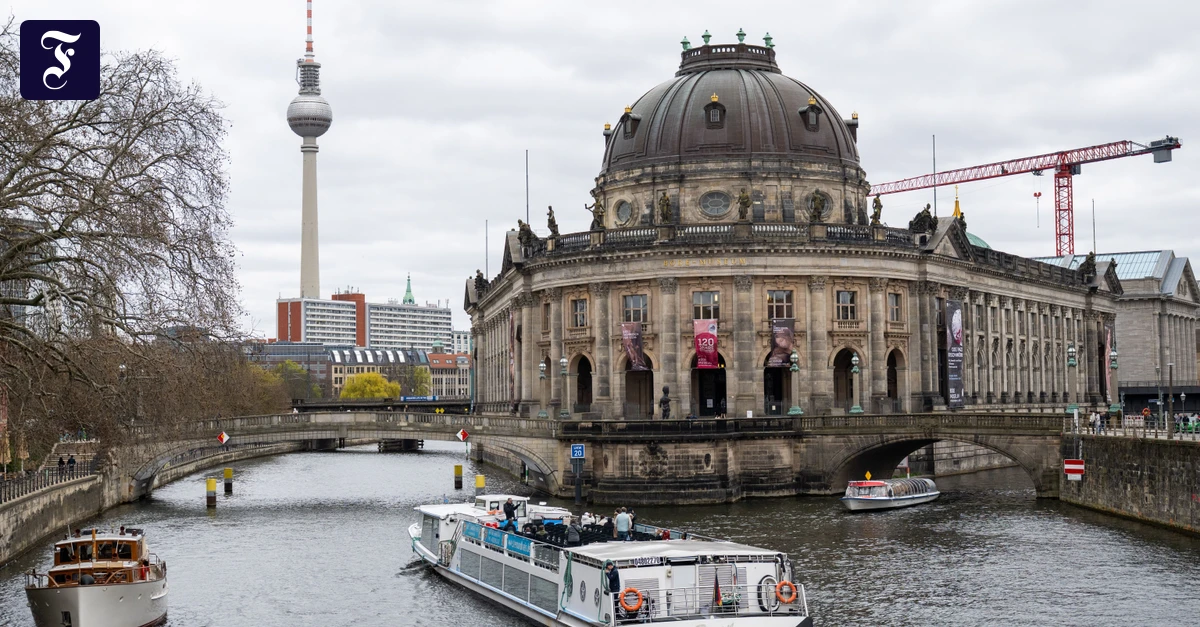Protest in Berlin: Aktivistin klebt sich als Ministerin verkleidet im Museum fest