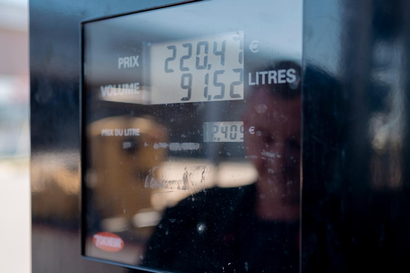 Carburants : le gouvernement prêt à encadrer les marges des stations-service, mais pas à geler les prix à la pompe