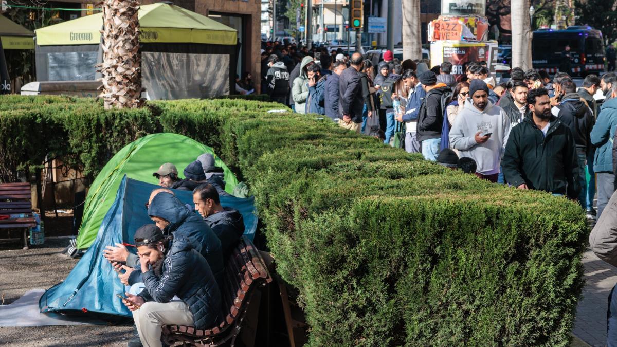 
                                                                                   Aplausos al proceso de legalización de la residencia en España y críticas al procedimiento
                                                                               