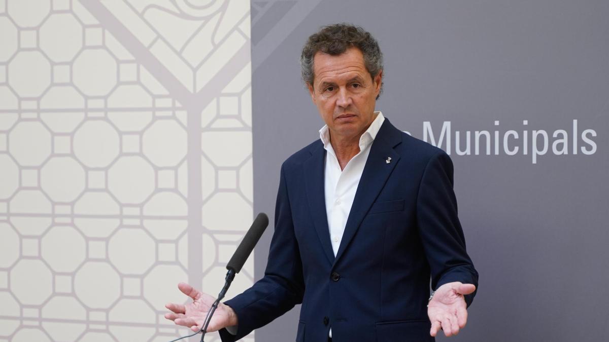 
                                                                                      Junts se queda sin grupo en Sabadell al expulsar y suspender a sus concejales
                                                                                  