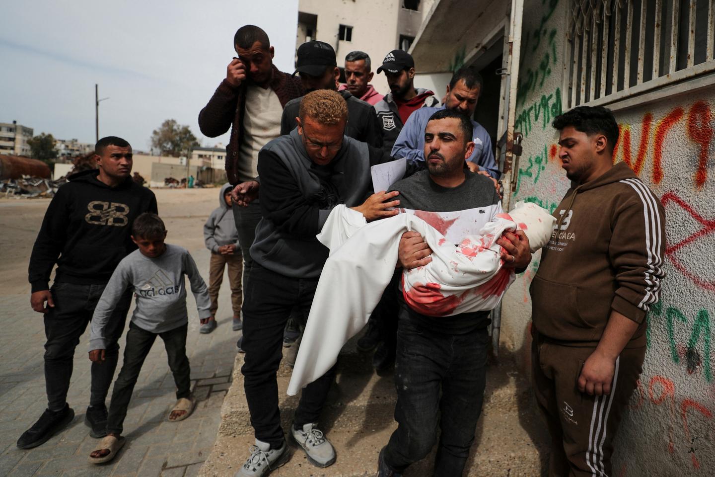 Dans la bande de Gaza, dix morts, dont un enfant, dans des bombardements israéliens, selon la défense civile