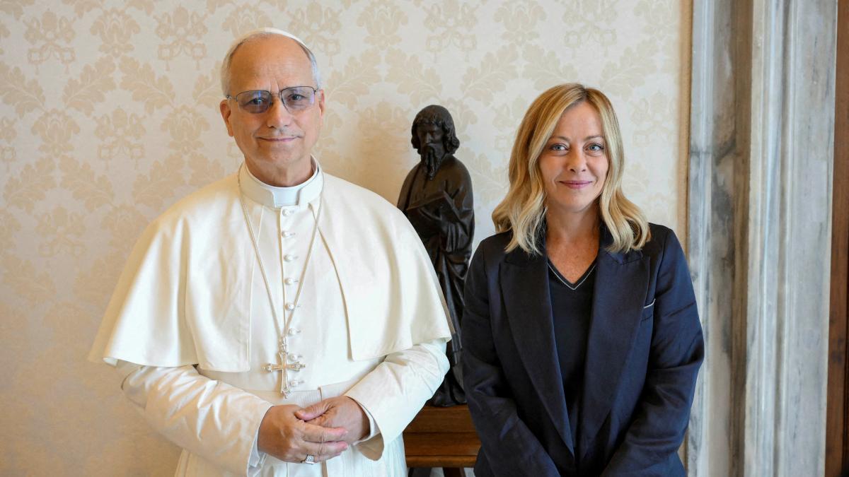 
              Meloni cambia el compás
          
