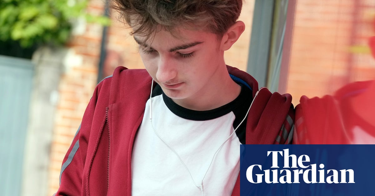 Ban social media for under-16s, top teaching union urges UK government