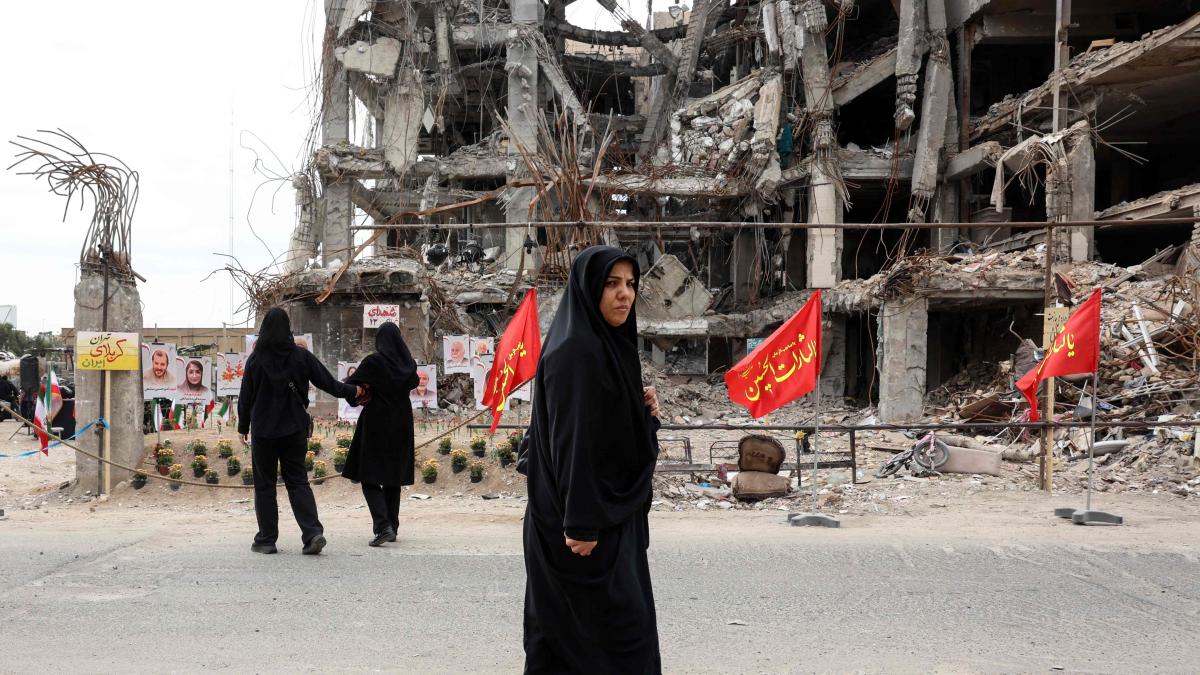 
            Guerra en Irán y los ataques de EE.UU. e Israel hoy, en directo | Trump considera que las conversaciones de paz pueden reanudarse en dos días
        