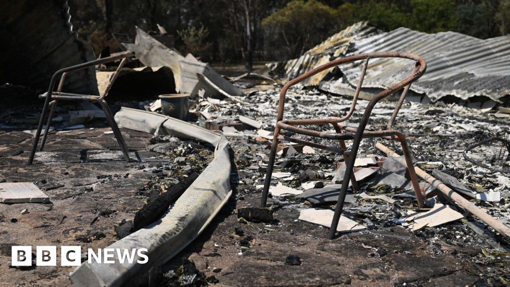 One person dead and 300 buildings destroyed in Australia bushfires