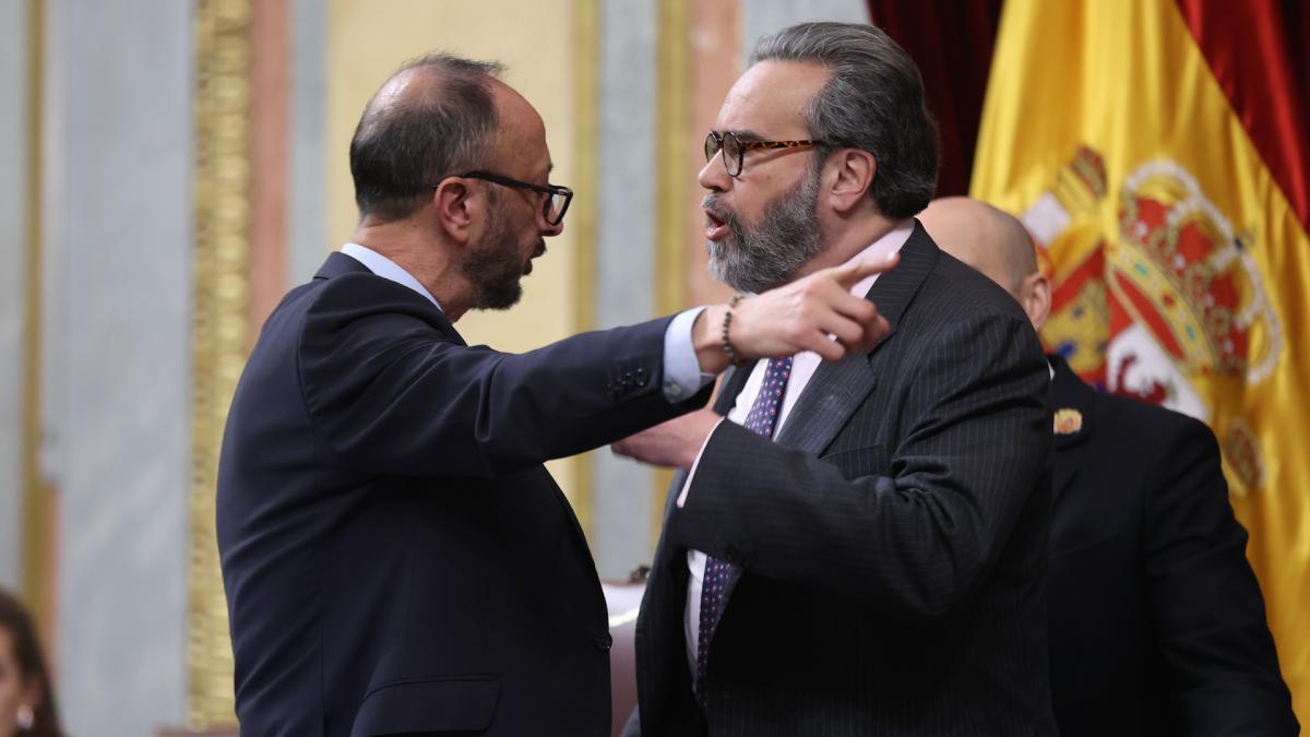 
                              Expulsado del pleno un diputado de Vox tras encararse en la tribuna con la Presidencia
                          