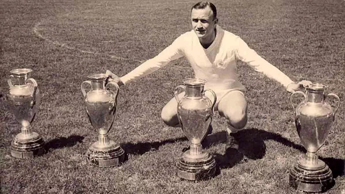 
                                          Muere José Emilio Santamaría, leyenda del Madrid y exseleccionador español
                                      