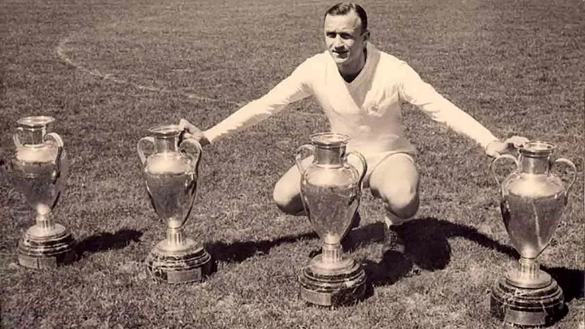 
                                          Muere José Emilio Santamaría, leyenda del Madrid y exseleccionador español
                                      