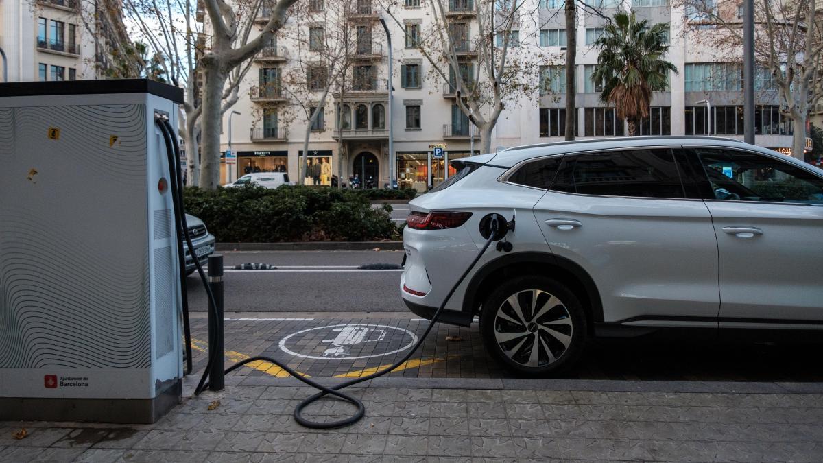 
                                                            Comprar un coche eléctrico desgrava en la renta: así funciona la deducción del 15%
                                                        