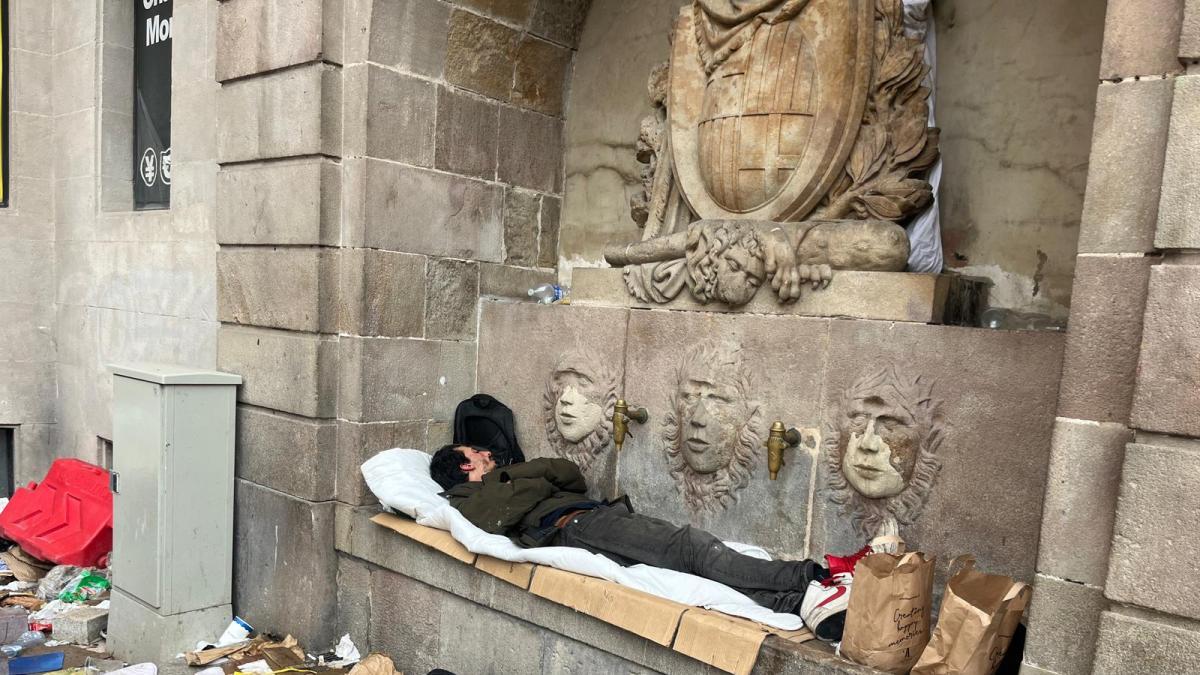 
                                                                                           La fuente del Pla de la Boqueria de Barcelona se convierte en un dormitorio
                                                                                       