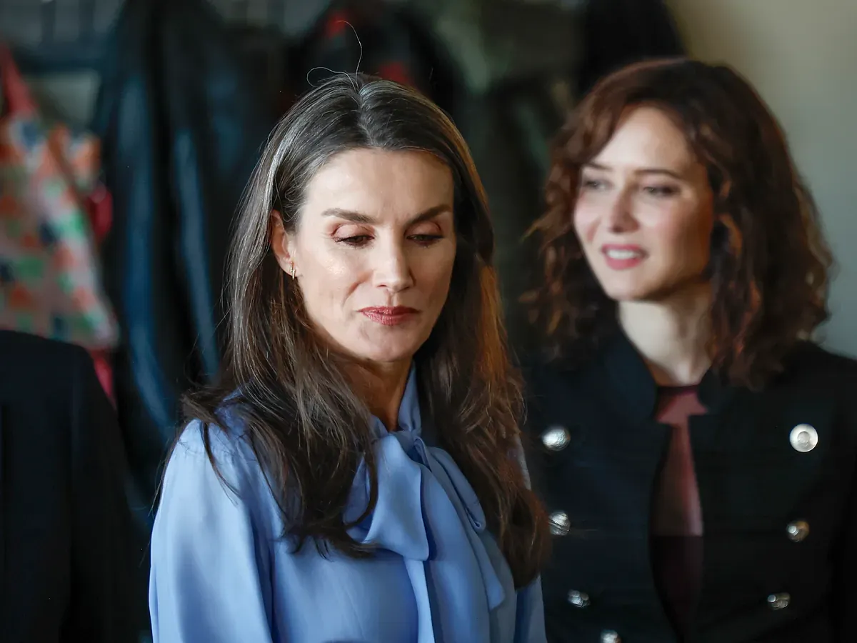 La Reina Letizia insiste con su blusa preferida de la primavera e Isabel Díaz Ayuso se apunta a la chaqueta más viral de la temporada: dos mujeres, dos estilos