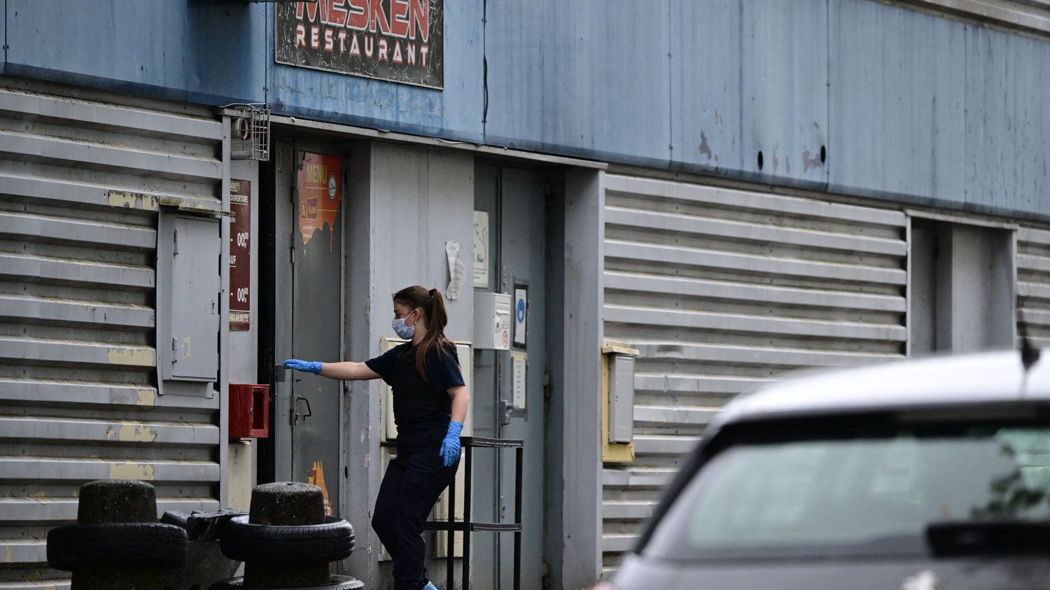 Adolescent tué dans le Rhône : le mineur mis en cause sera présenté à un juge pour "homicide volontaire", garde à vue levée pour le gérant de l'épicerie