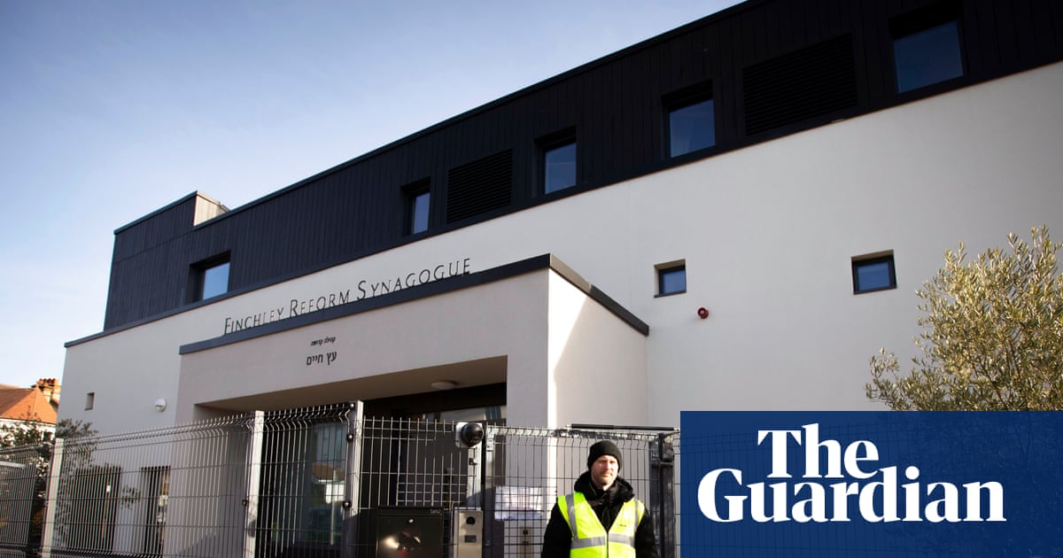 Police hunt two suspects over attempted arson attack on London synagogue