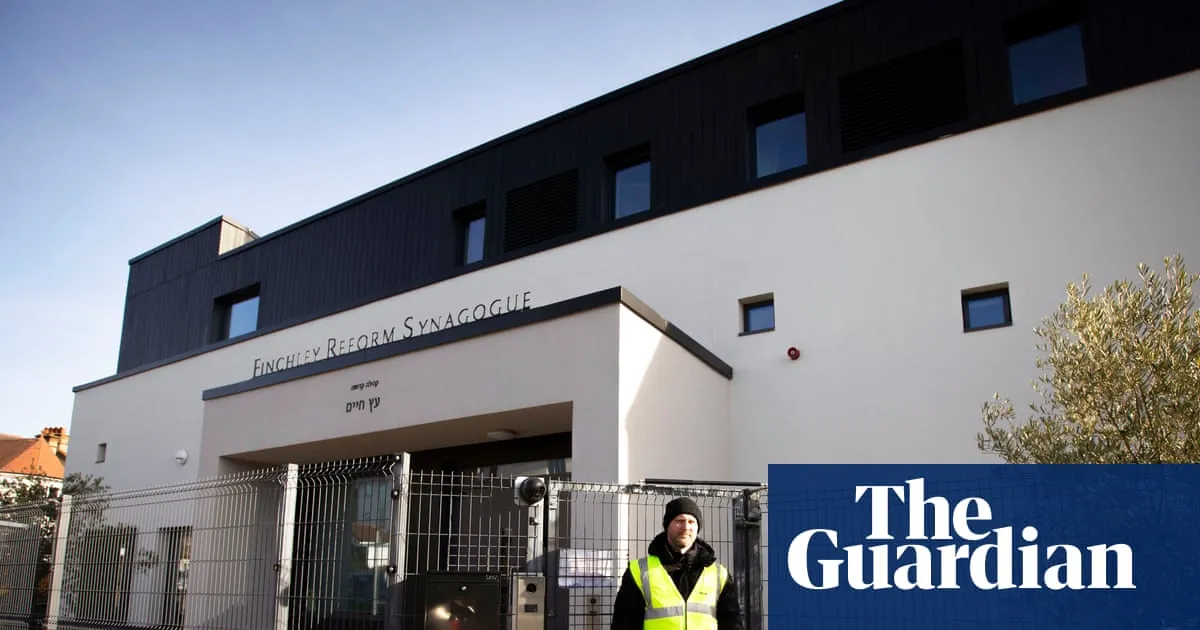Police hunt two suspects over attempted arson attack on London synagogue