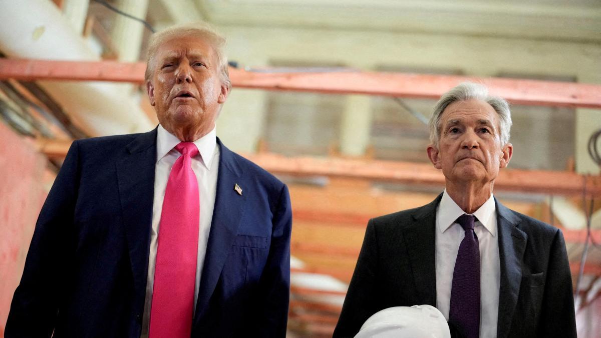 
                  Trump amenaza con echar a Powell de la Fed si no se va al acabar su mandato como presidente
              