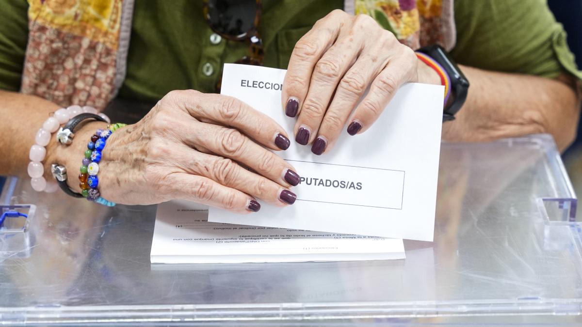 
                                                                                  Hasta 27 candidaturas competirán en las elecciones andaluzas
                                                                              