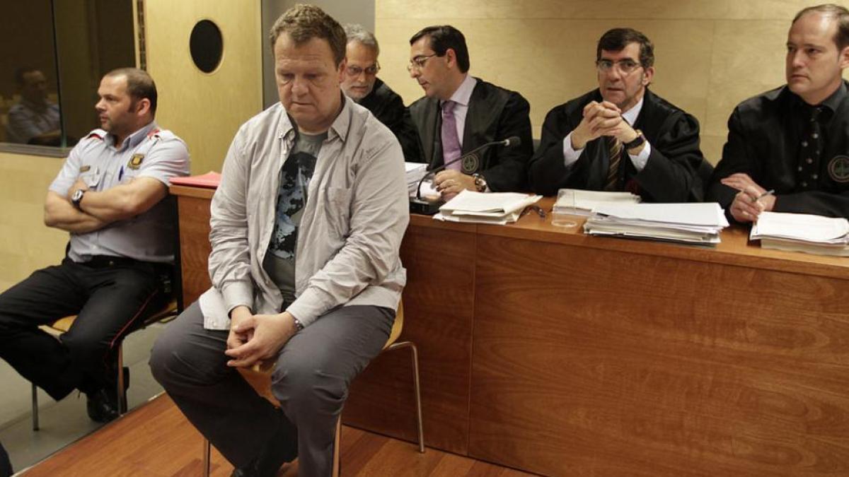 
                                                                                                  El celador de Olot condenado por asesinar a 11 abuelos en un geriátrico se cambia de sexo y se traslada al módulo de mujeres de la prisión
                                                                                              