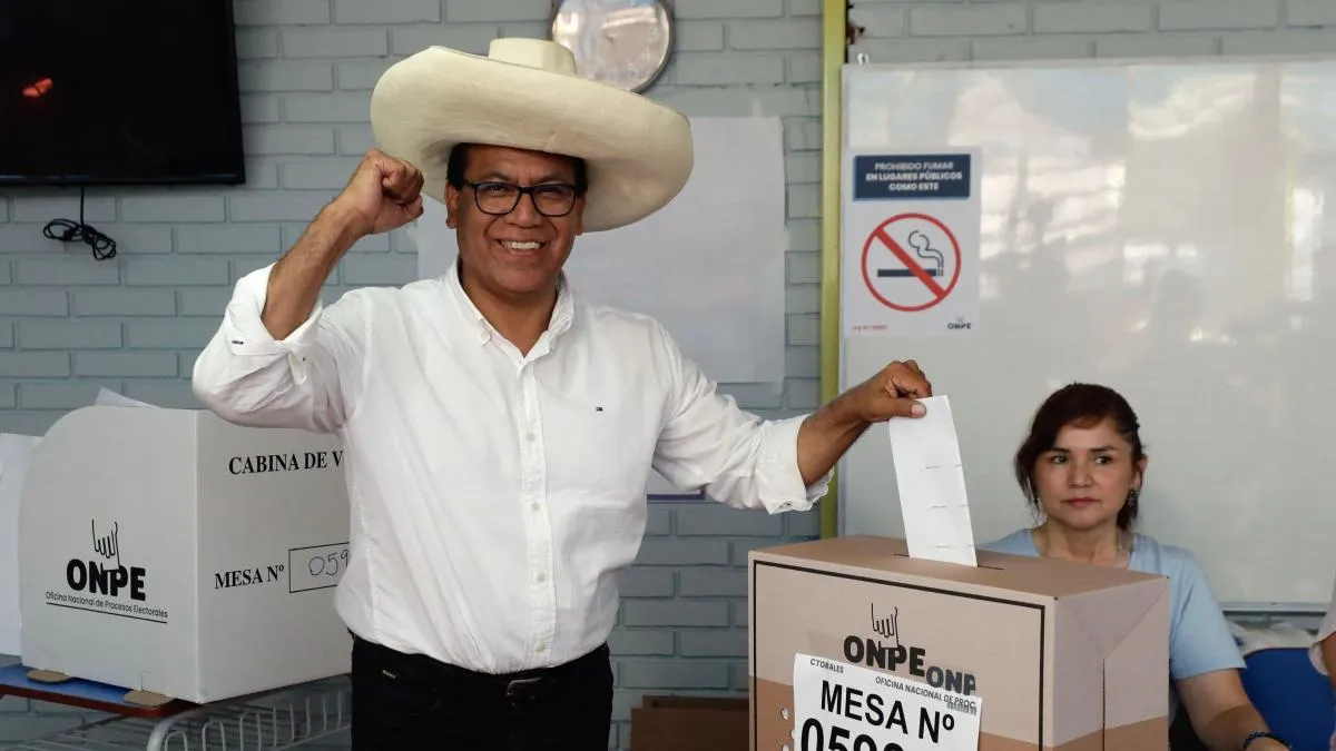 
                                                                                 El progresista Sánchez frena a la ultraderecha en Perú y disputará la presidencia a Keiko Fujimori
                                                                             