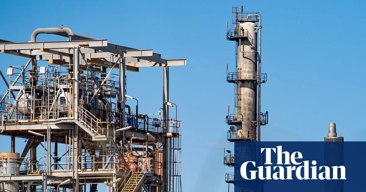 Victorian fuel prices could spike by 20c a litre due to Geelong refinery fire, experts warn