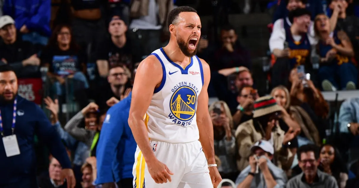 Curry scores 35 as Warriors upset Clippers to extend playoff run