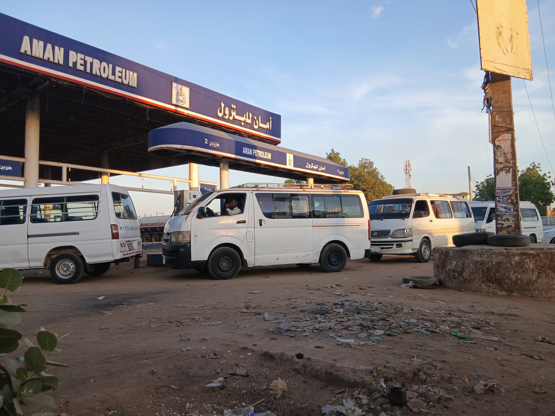 Sudan power crisis: Studying using candles, counting gas station trips