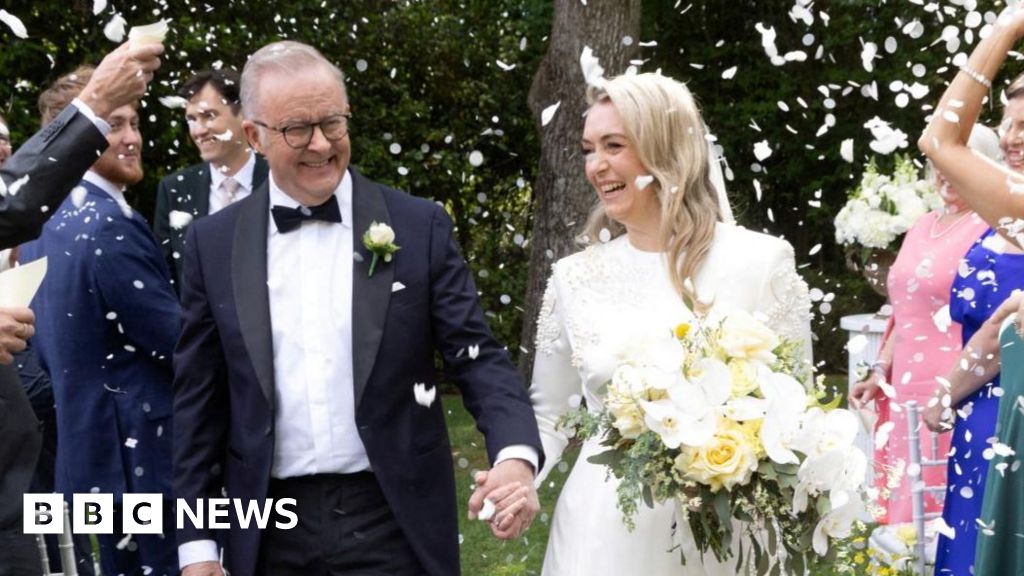 Australian prime minister becomes first to wed in office