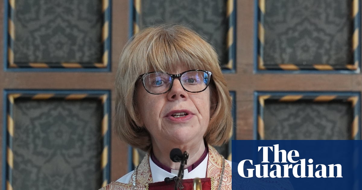 Archbishop of Canterbury backs pope’s calls for peace amid Trump feud