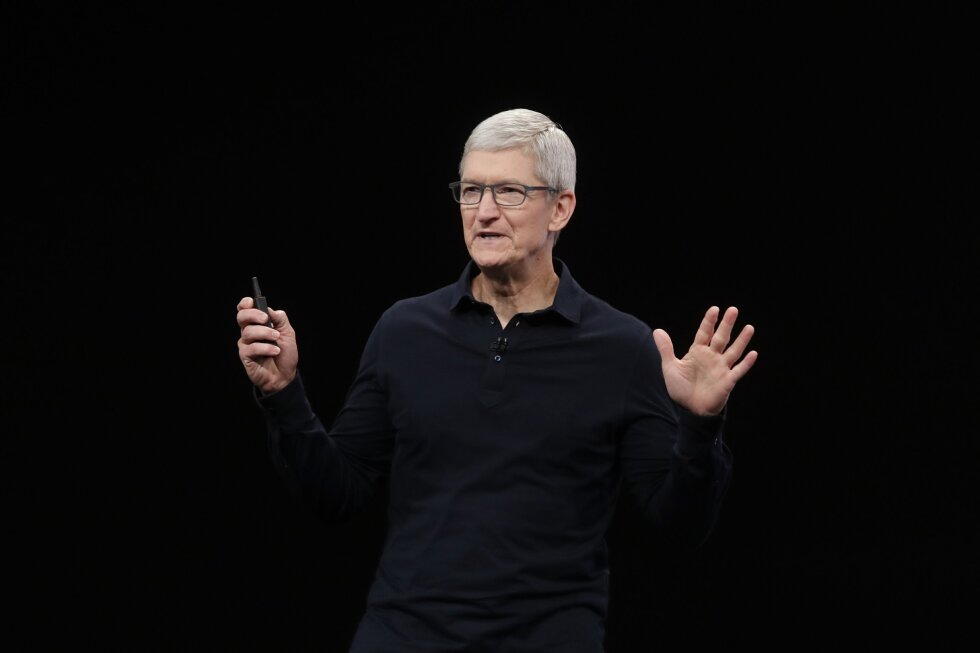 Tim Cook will step down as Apple CEO and hand reins over to the iPhone maker’s hardware leader