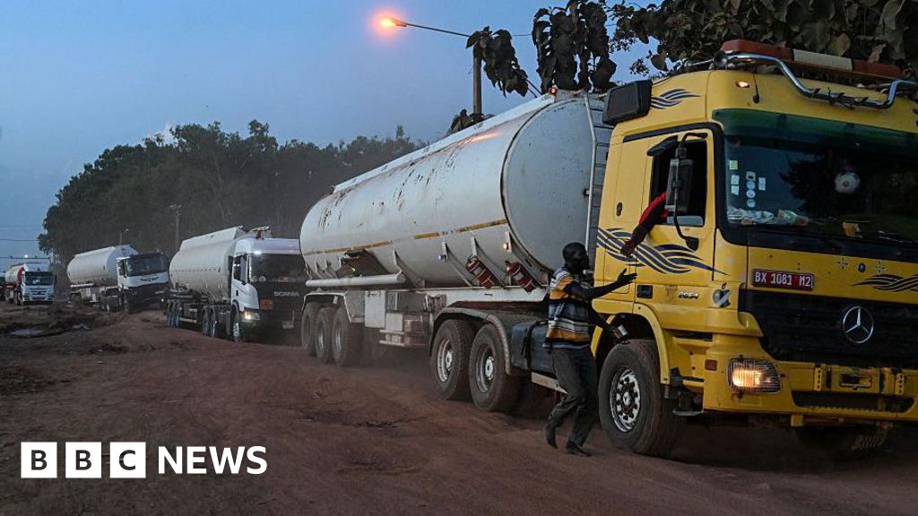 Niger revokes licences of tanker drivers who refuse to go Mali amid jihadist blockade