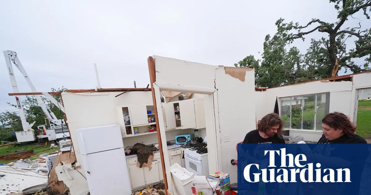 Weather tracker: Tornadoes and giant hail in central US