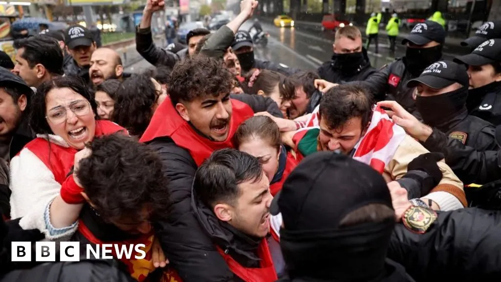 Turkish police arrest more than 500 people at May Day rallies