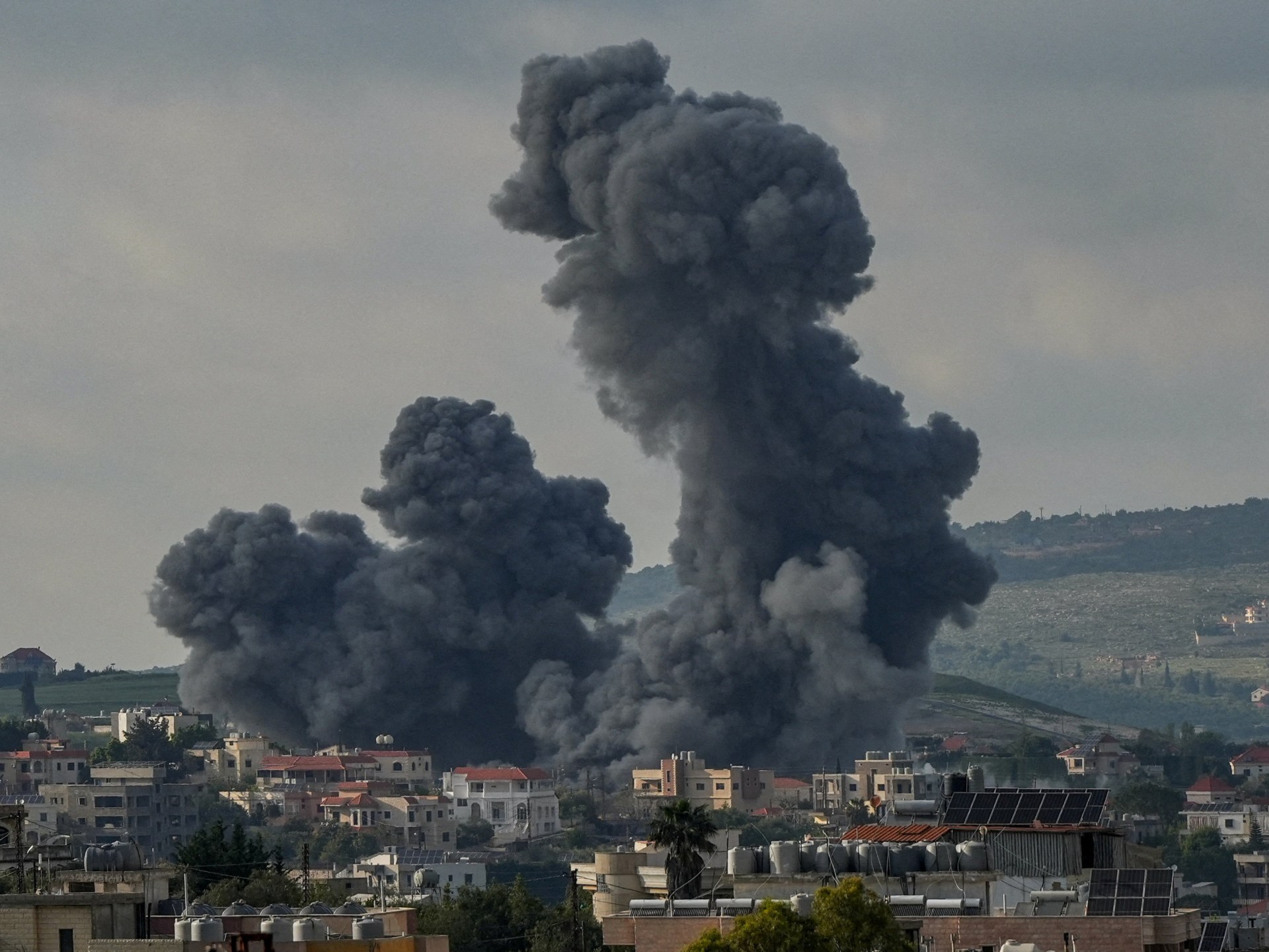 Israeli air strikes kill 10 people in southern Lebanon