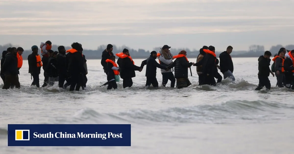 2 dead after boat runs aground in France in failed crossing to UK