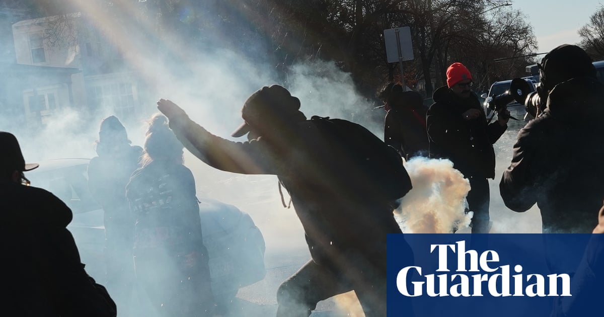 US agents use teargas on Minneapolis protesters as anti-ICE calls intensify