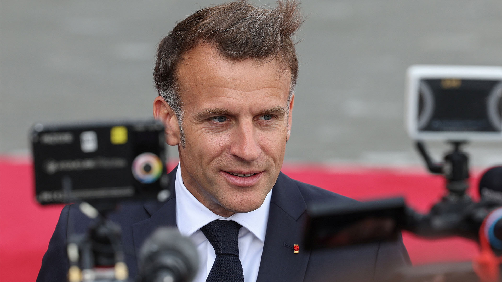 Macron sings as Armenia’s leader drums in unusual moment at state dinner